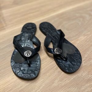 Like new Tory Burch black flip flops size 6!
